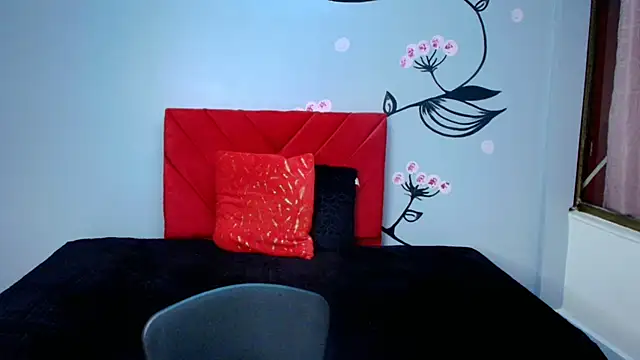 Snapshot of Charlotte__Gray chatting on 10-31-25, 12:28 Charlotte Gray online show from 10-31-25, 12:28