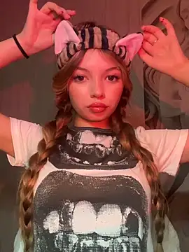 Snapshot of _Siennaaa_ chatting on 10-09-25, 09:02 Siennaaa online show from 10-09-25, 09:02