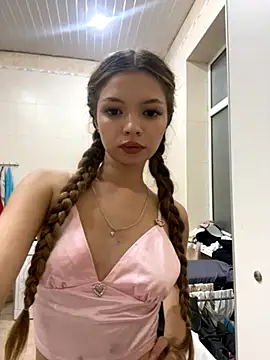 Snapshot of _Siennaaa_ chatting on 10-10-25, 09:25 Siennaaa online show from 10-10-25, 09:25