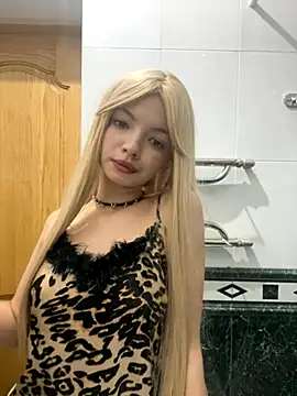 Snapshot of _Siennaaa_ chatting on 10-25-25, 08:47 Siennaaa online show from 10-25-25, 08:47