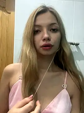 Snapshot of _Siennaaa_ chatting on 10-28-25, 10:45 Siennaaa online show from 10-28-25, 10:45