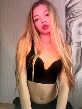 Snapshot of _Siennaaa_ chatting on 11-04-25, 12:48 Siennaaa online show from 11-04-25, 12:48