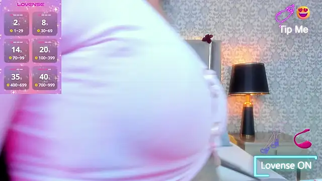 Snapshot of KoralBlum chatting on 12-14-25, 01:44 KoralBlum online show from 12-14-25, 01:44