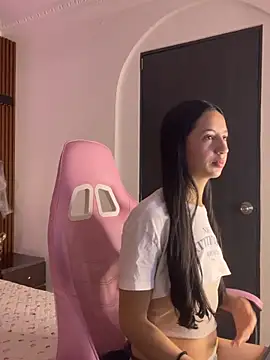 Snapshot of summer_rouge chatting on 10-22-25, 11:32 summer rouge online show from 10-22-25, 11:32