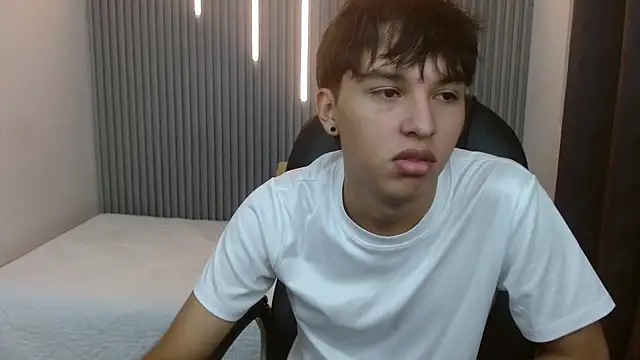 Snapshot of StiwenTwink chatting on 07-09-26, 01:04 StiwenTwink online show from 07-09-26, 01:04
