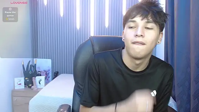 Snapshot of StiwenTwink chatting on 07-17-26, 01:18 StiwenTwink online show from 07-17-26, 01:18