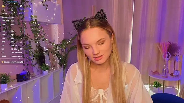 Snapshot of JulieLupo chatting on 11-07-25, 06:13 JulieLupo online show from 11-07-25, 06:13