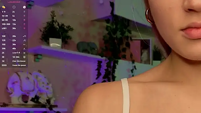 Snapshot of JulieLupo chatting on 12-05-25, 06:11 JulieLupo online show from 12-05-25, 06:11