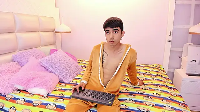 Hottie Guy online show from 10-06-25, 06:49