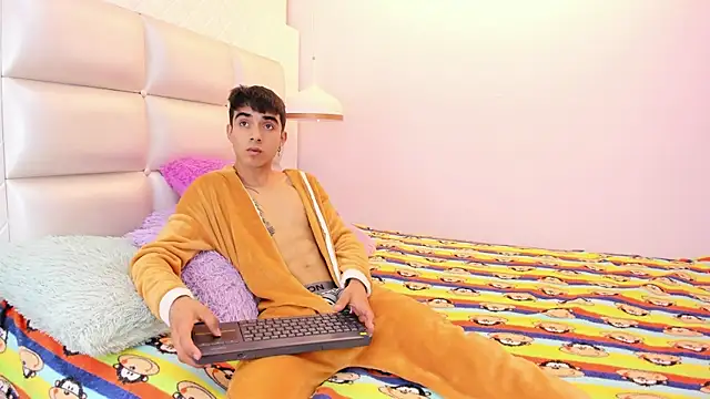 Hottie Guy online show from 10-07-25, 06:16