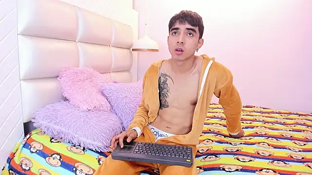 Hottie Guy online show from 10-08-25, 06:16