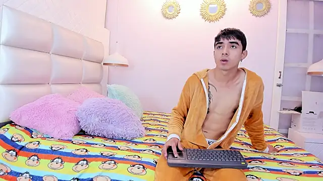 Hottie Guy online show from 10-14-25, 06:20