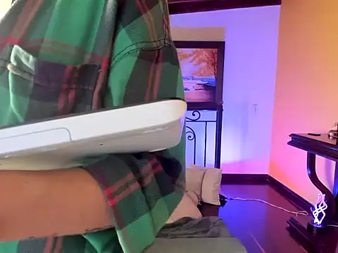 Snapshot of Zulyhenao chatting on 10-15-25, 04:56 Zulyhenao online show from 10-15-25, 04:56