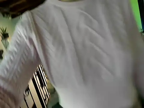 Snapshot of Zulyhenao chatting on 10-18-25, 04:15 Zulyhenao online show from 10-18-25, 04:15