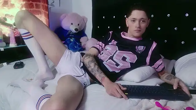 Tyler cat online show from 11-10-25, 01:43