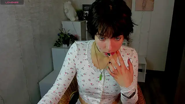 Snapshot of Sara_Frayer chatting on 10-08-25, 01:03 Sara Frayer online show from 10-08-25, 01:03