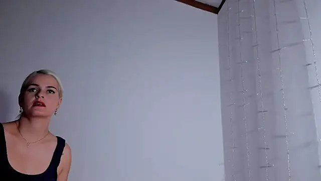 Snapshot of lili_latina47 chatting on 10-17-25, 08:33 lili latina47 online show from 10-17-25, 08:33