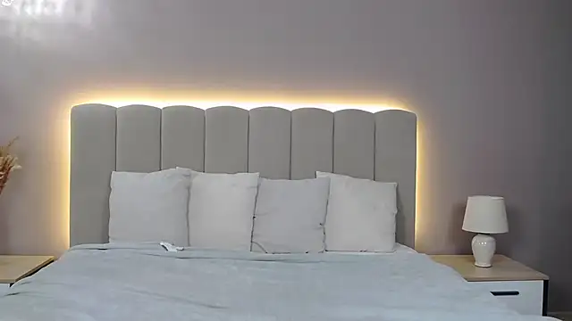 DianaMello online show from 12-17-25, 04:07