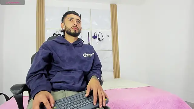 Snapshot of sofiandnick_smith chatting on 10-20-25, 05:30 sofiandnick smith online show from 10-20-25, 05:30