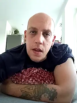 Snapshot of Kobradera1984 chatting on 10-15-25, 02:39 Kobradera1984 online show from 10-15-25, 02:39