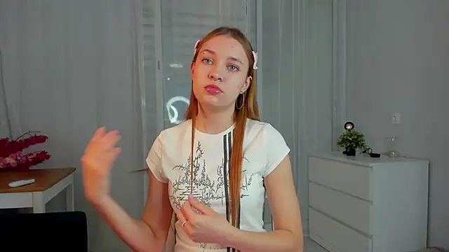 Snapshot of MarindaRuud chatting on 10-21-25, 12:50 MarindaRuud online show from 10-21-25, 12:50