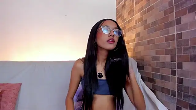 luna valen online show from 10-31-25, 03:18