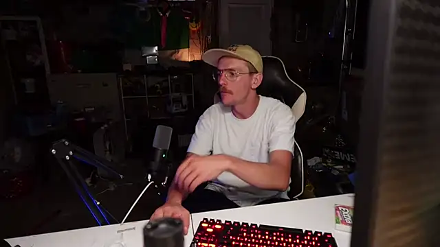 Snapshot of AverageMaleJay chatting on 10-05-25, 02:32 AverageMaleJay online show from 10-05-25, 02:32