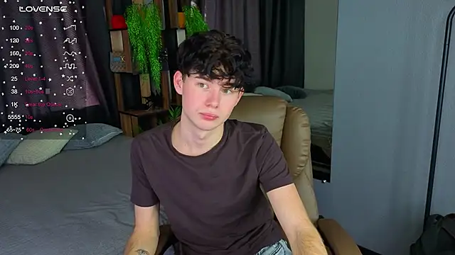 Snapshot of Cute_Mike chatting on 10-17-25, 07:00 Cute Mike online show from 10-17-25, 07:00