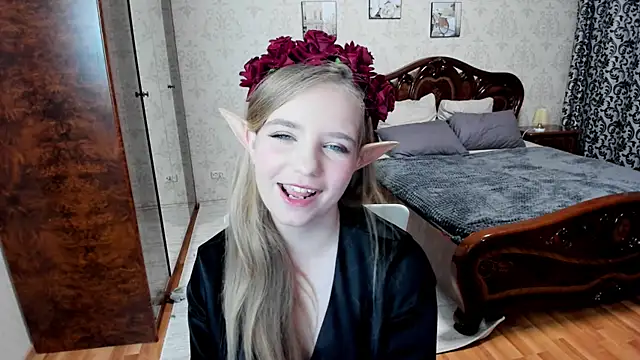 LunaCosplay online show from 10-21-25, 07:58