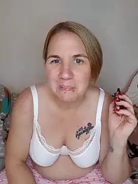 Snapshot of LaceyWestxx chatting on 11-12-25, 06:08 LaceyWestxx online show from 11-12-25, 06:08