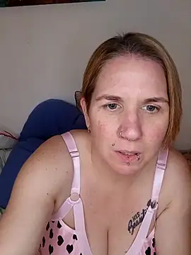 Snapshot of LaceyWestxx chatting on 12-17-25, 06:25 LaceyWestxx online show from 12-17-25, 06:25