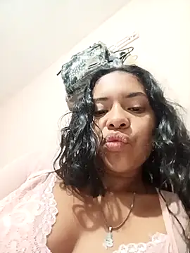 Snapshot of Amayavaldes chatting on 11-24-25, 01:05 Amayavaldes online show from 11-24-25, 01:05