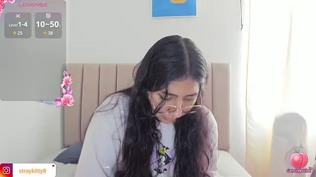 Snapshot of LoveLyy- chatting on 10-27-25, 08:57 LoveLyy- online show from 10-27-25, 08:57