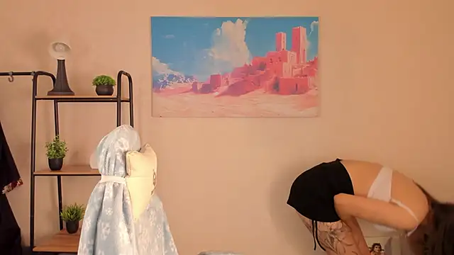 Nuura Moore online show from 10-22-25, 01:06