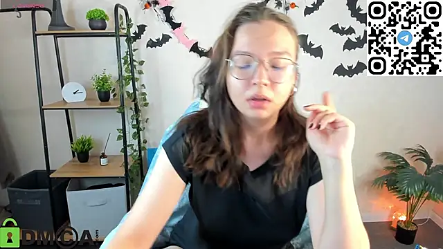 Nuura Moore online show from 11-08-25, 01:06