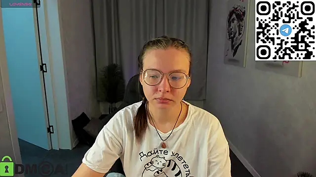 Nuura Moore online show from 11-25-25, 01:16