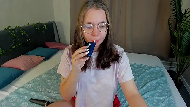 Nuura Moore online show from 11-27-25, 01:29