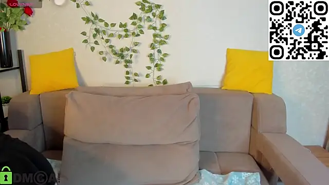 Nuura Moore online show from 11-29-25, 01:08