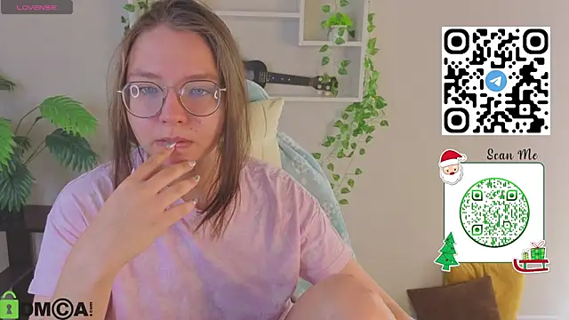 Nuura Moore online show from 12-19-25, 01:12