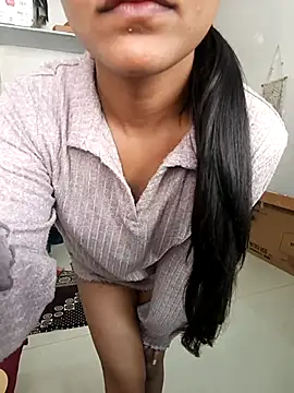 Snapshot of anshika0124 chatting on 11-25-25, 05:51 anshika0124 online show from 11-25-25, 05:51