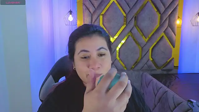 Snapshot of Addyy_02 chatting on 12-17-25, 02:06 Addyy 02 online show from 12-17-25, 02:06