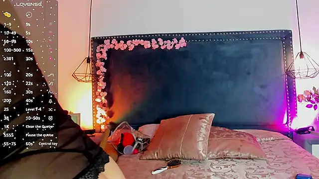 Snapshot of Emma_Saylor chatting on 10-18-25, 07:58 Emma Saylor online show from 10-18-25, 07:58