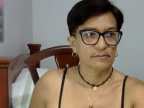 Snapshot of LunaLUVX chatting on 10-22-25, 06:18 LunaLUVX online show from 10-22-25, 06:18