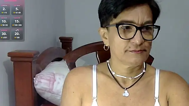Snapshot of LunaLUVX chatting on 10-25-25, 02:56 LunaLUVX online show from 10-25-25, 02:56