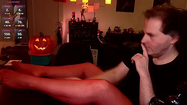 Snapshot of SexyGamerAndy chatting on 10-31-25, 03:40 SexyGamerAndy online show from 10-31-25, 03:40