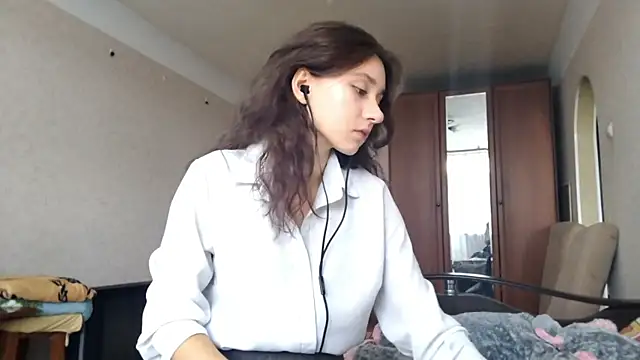 Snapshot of MiaLovelyOne chatting on 10-13-25, 08:47 MiaLovelyOne online show from 10-13-25, 08:47