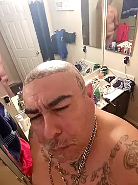 Snapshot of B1GLO chatting on 11-22-25, 11:15 B1GLO online show from 11-22-25, 11:15