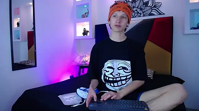 Snapshot of Emo_Boy_ chatting on 01-12-26, 08:36 Emo Boy online show from 01-12-26, 08:36