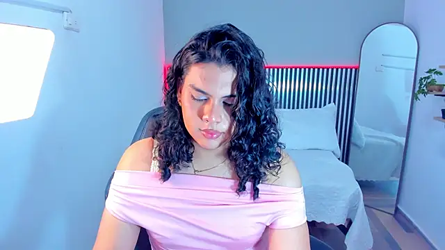 Snapshot of Little_Alli chatting on 12-20-25, 01:23 Little Alli online show from 12-20-25, 01:23