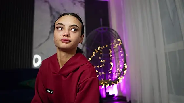 Snapshot of RachelRavee chatting on 11-21-25, 05:06 RachelRavee online show from 11-21-25, 05:06